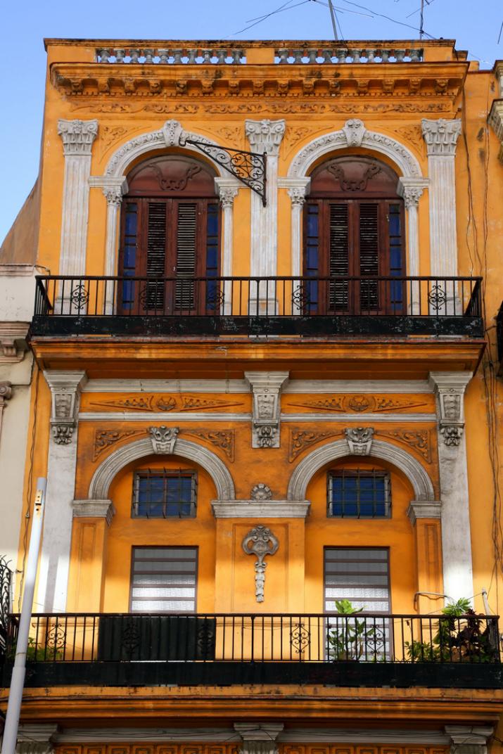 Old building in Havana Vieja, Cuba.jpg